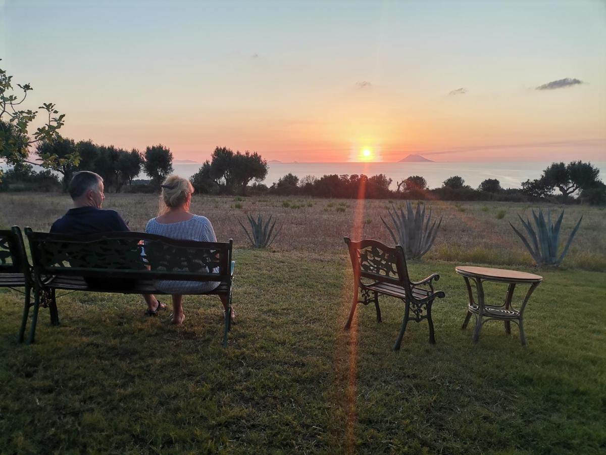 Agriturismo Ninea Рикади Экстерьер фото